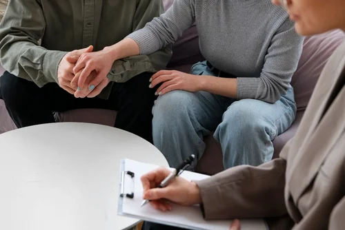 психиатр проводит лечение созависимости